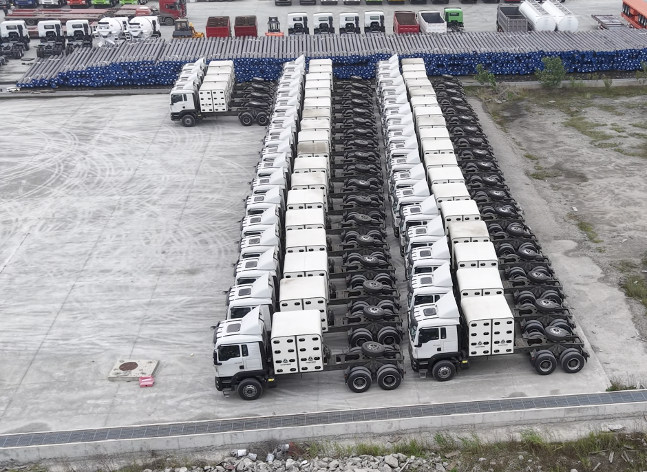 Тұрақты жеткізу қызметі одан әрі танымалдылыққа ие болады! 40 Sinotruk TX 6x4 CNG тракторы Нигерияға сәтті жөнелтілді.